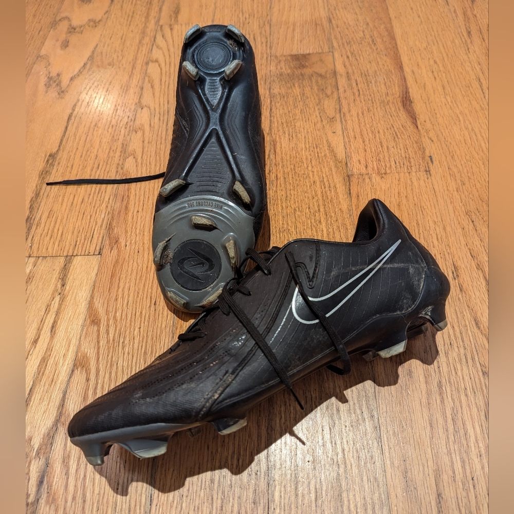 Nike soccer cleats Phantom Academy